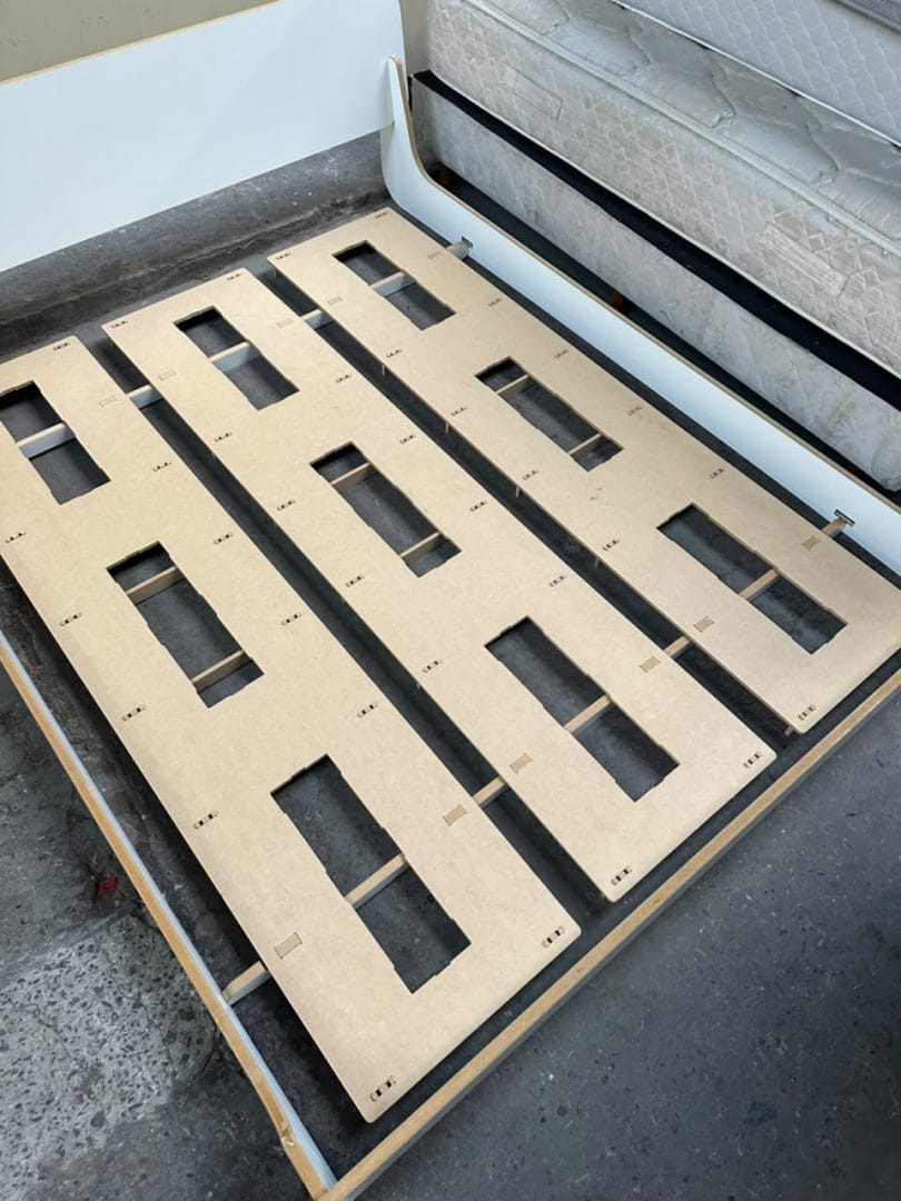Estructura de cama baja de diseño moderno en madera - Imagen 3
