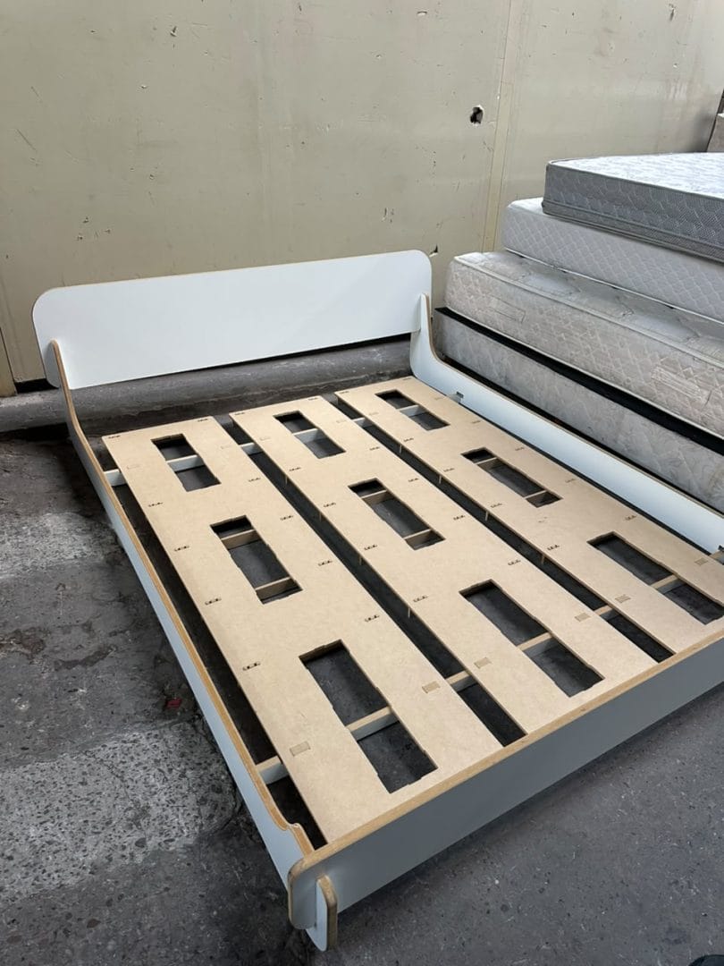 Estructura de cama baja de diseño moderno en madera - Imagen 4
