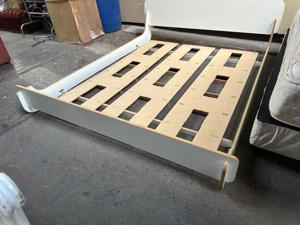 Estructura de cama baja de diseño moderno en madera - Imagen 7