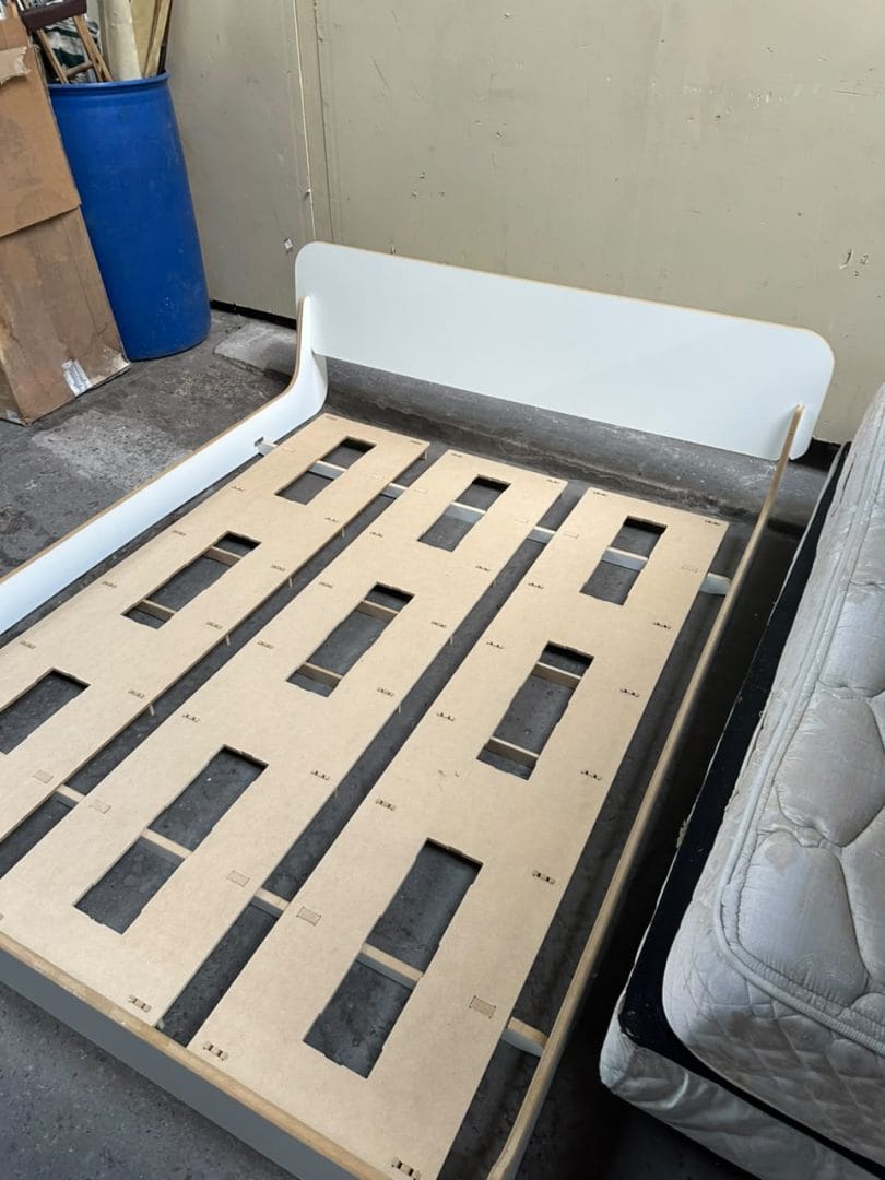 Estructura de cama baja de diseño moderno en madera - Imagen 8