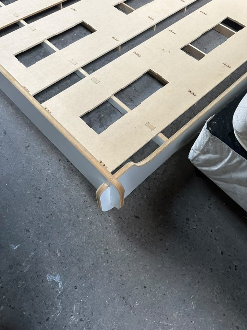 Estructura de cama baja de diseño moderno en madera - Imagen 9