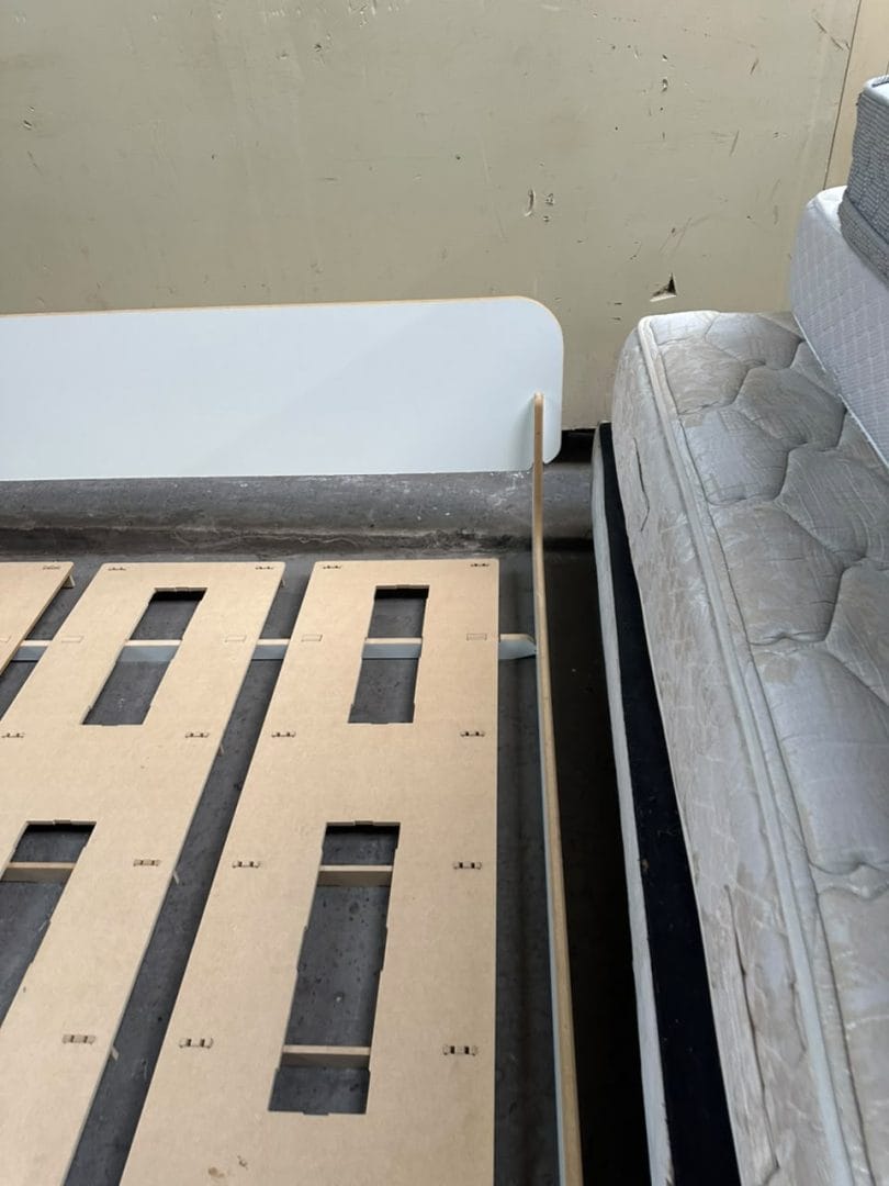 Estructura de cama baja de diseño moderno en madera - Imagen 10