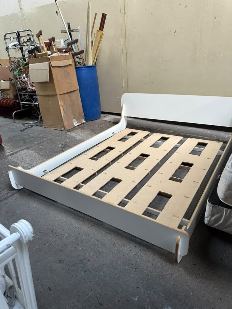 Estructura de cama baja de diseño moderno en madera - Imagen 11