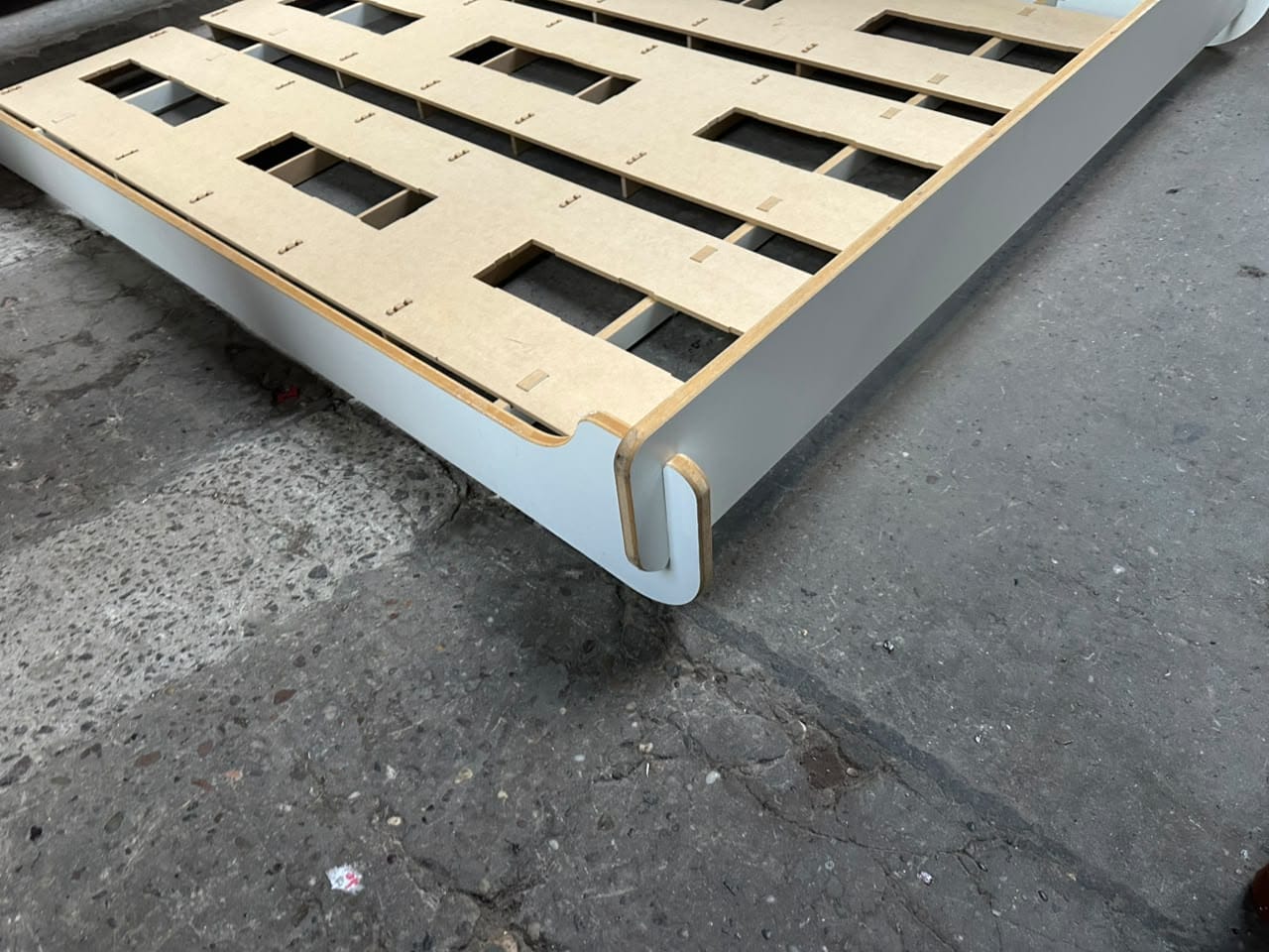 Estructura de cama baja de diseño moderno en madera - Imagen 12