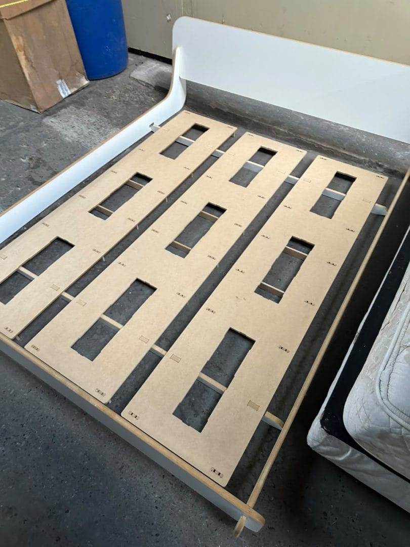 Estructura de cama baja de diseño moderno en madera - Imagen 13