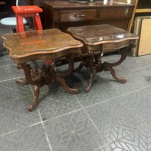 Par de mesitas auxiliares clásicas con tapa de vidrio y cajon