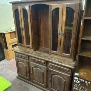 Mueble modular cristalero y bajo mesada en madera de algarrobo