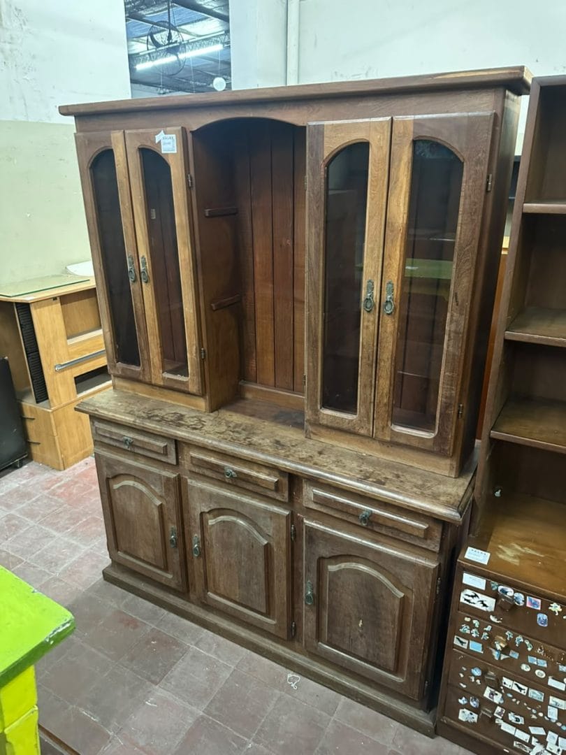 Mueble modular cristalero y bajo mesada en madera de algarrobo