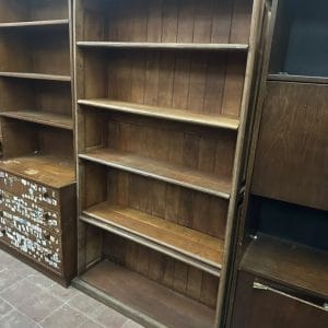 Biblioteca modular de madera de algarrobo solida con estantes regulables