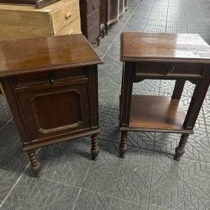 Par de mesitas de luz vintage en madera sólida con patas torneadas