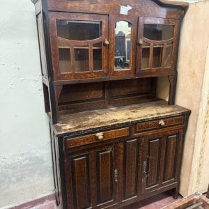 Mueble cristalero antiguo de madera con alzada