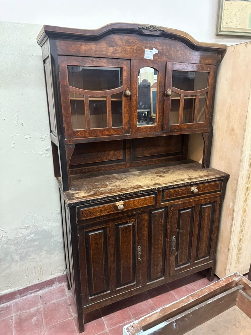 Mueble cristalero antiguo de madera con alzada