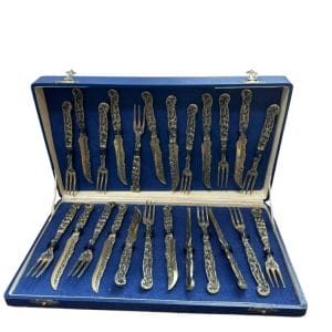SET DE 24 CUBIERTOS VINTAGE EN ALPACA TRABAJADA – CON ESTUCHE ORIGINAL