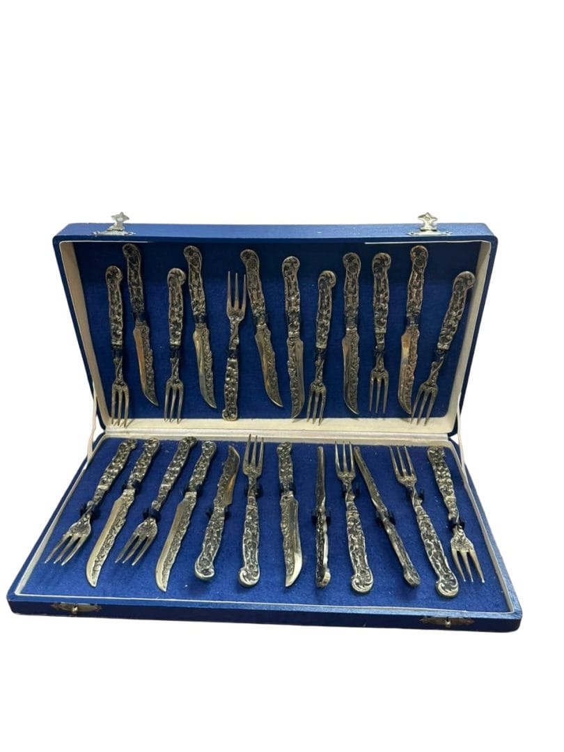SET DE 24 CUBIERTOS VINTAGE EN ALPACA TRABAJADA – CON ESTUCHE ORIGINAL