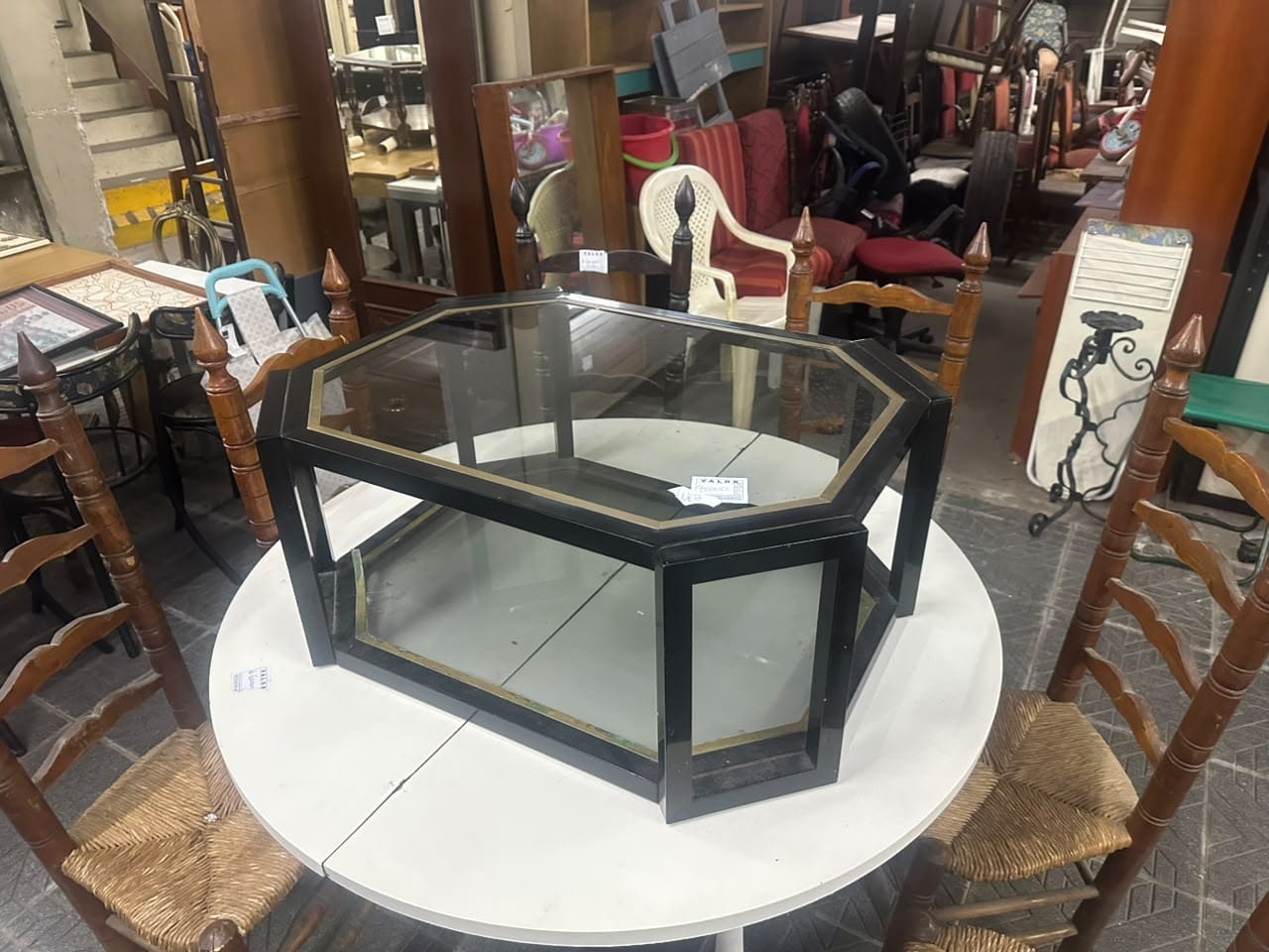 Mesa ratona octogonal de metal y vidrio con detalles dorados