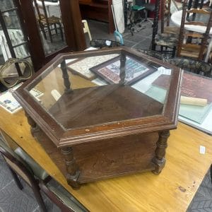 Mesa ratona hexagonal de madera y vidrio
