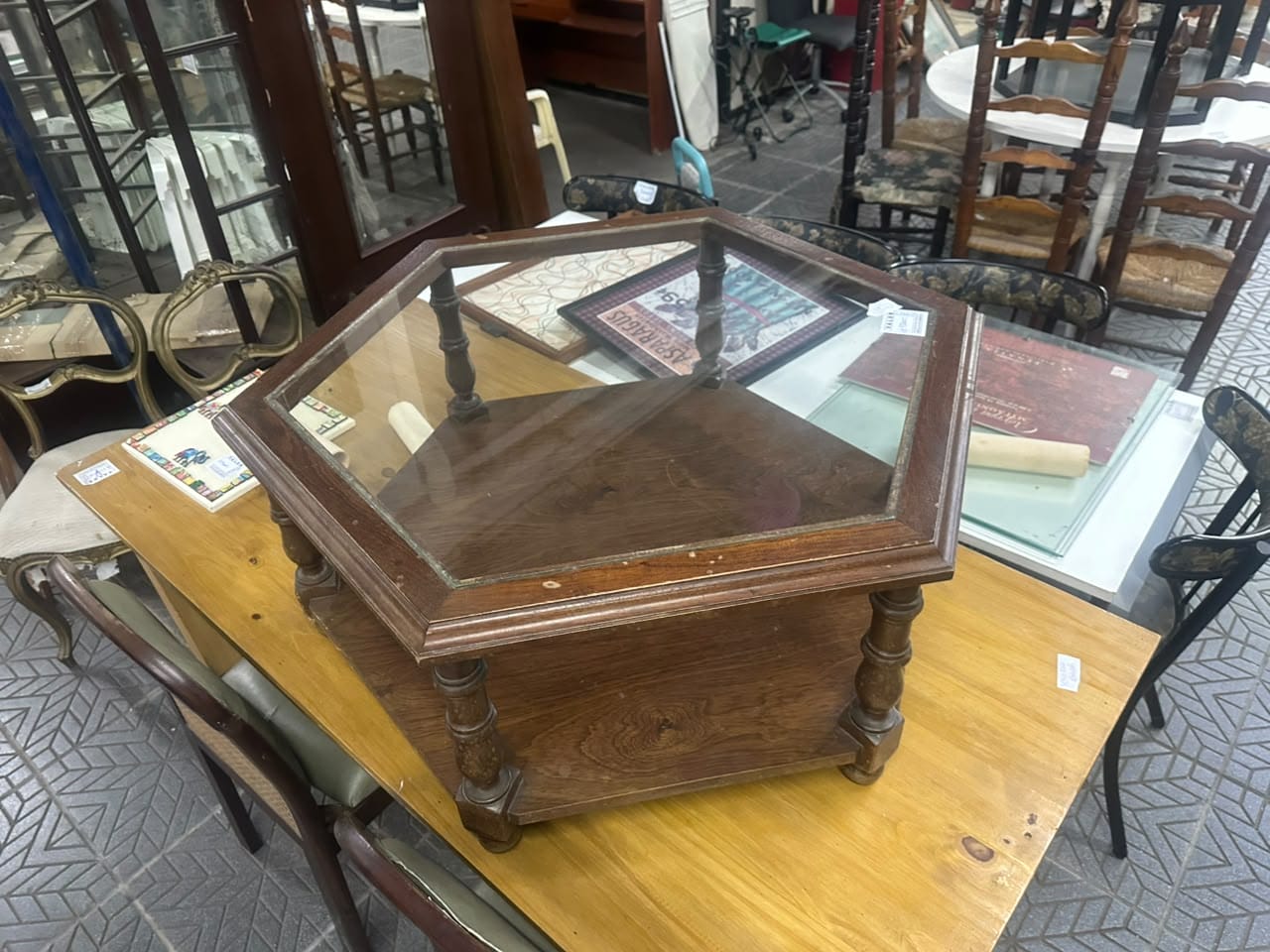 Mesa ratona hexagonal de madera y vidrio