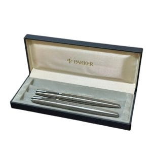 SET DE 2 PIEZAS PARKER (PLUMAFUENTE Y BOLÍGRAFO) – PLATEADOS