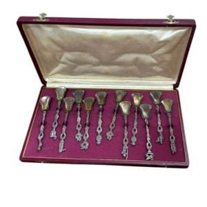 SET DE 12 CUCHARITAS VINTAGE DE METAL TRABAJADO – INDUSTRIA ARGENTINA