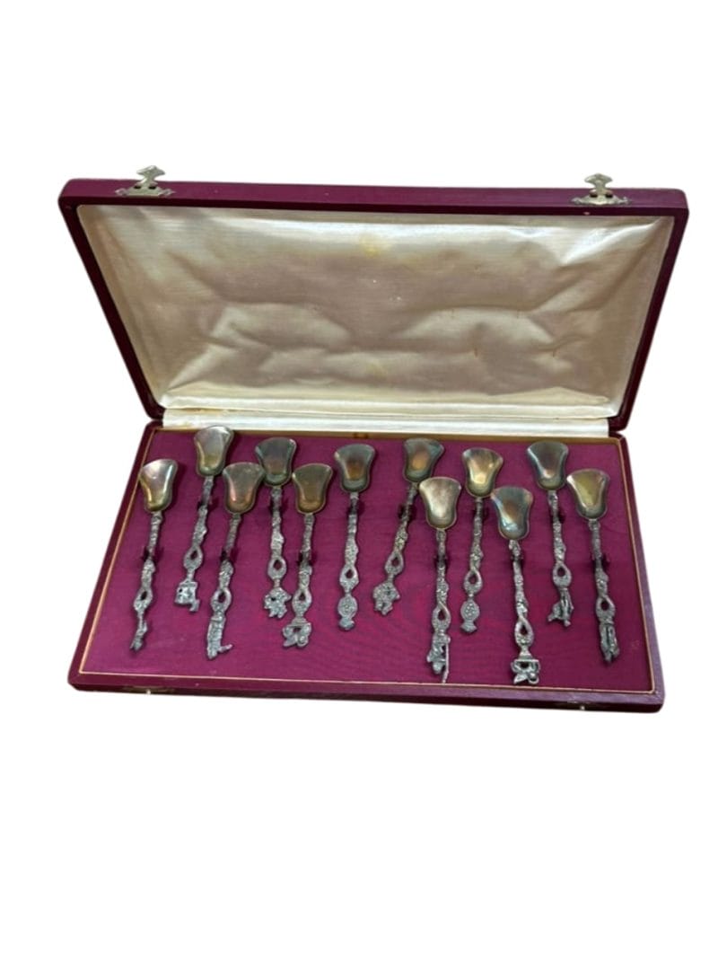 SET DE 12 CUCHARITAS VINTAGE DE METAL TRABAJADO – INDUSTRIA ARGENTINA
