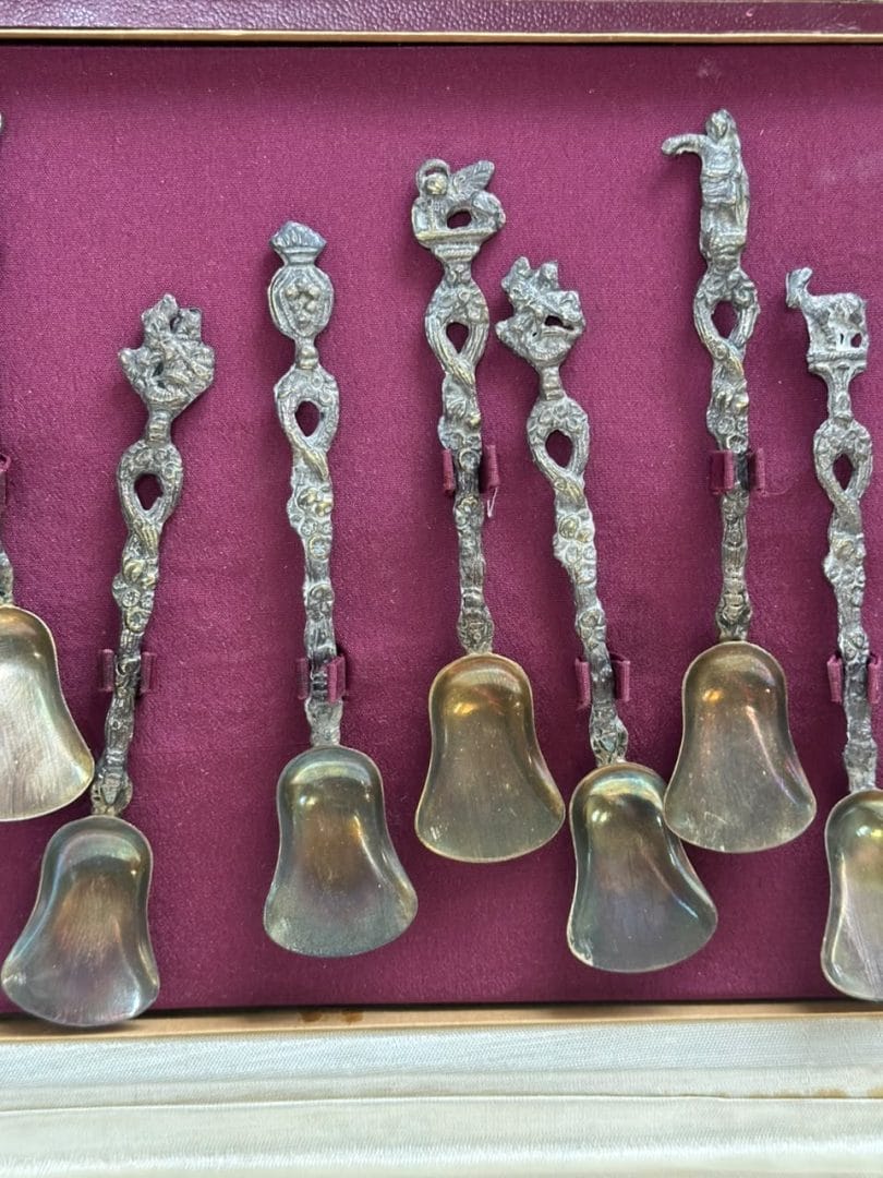 SET DE 12 CUCHARITAS VINTAGE DE METAL TRABAJADO – INDUSTRIA ARGENTINA - Imagen 8