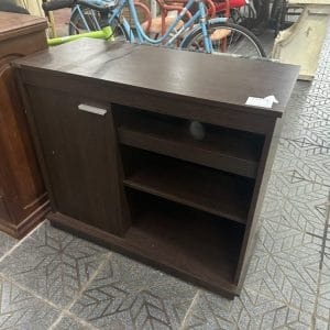 Mueble de tv moderno con ruedas en tono oscuro