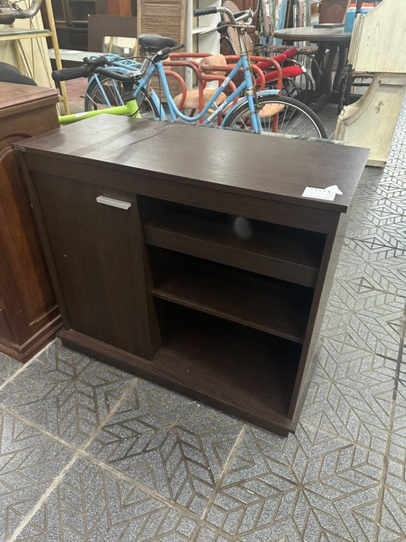 Mueble de tv moderno con ruedas en tono oscuro