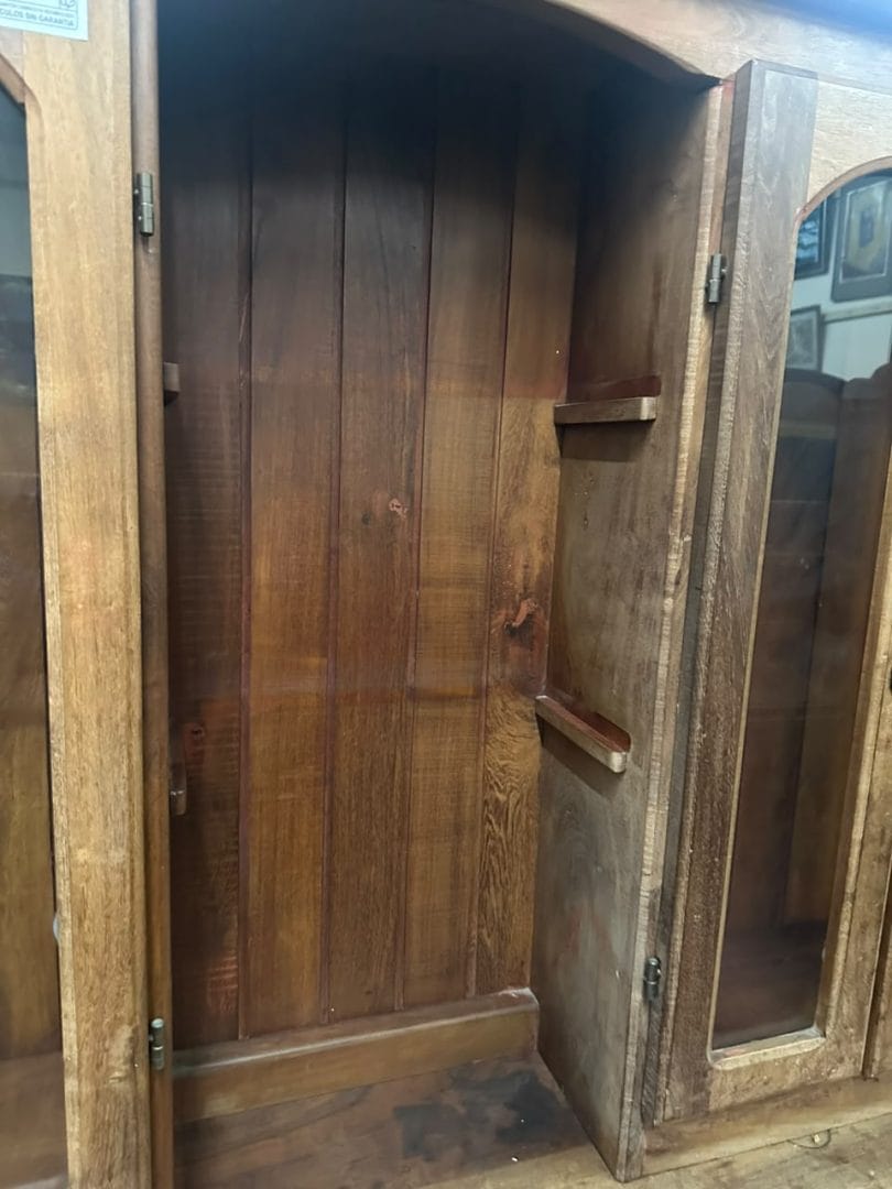 Mueble modular cristalero y bajo mesada en madera de algarrobo - Imagen 3
