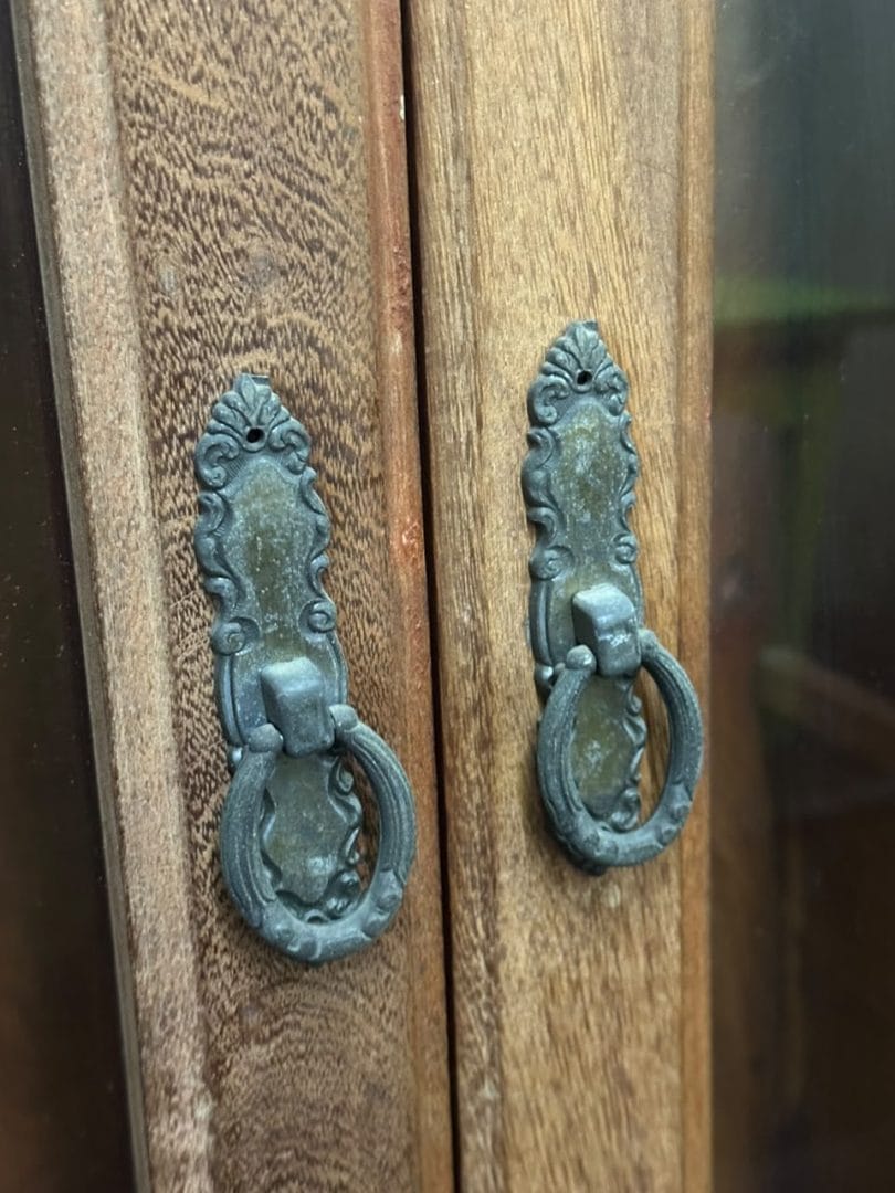 Mueble modular cristalero y bajo mesada en madera de algarrobo - Imagen 4