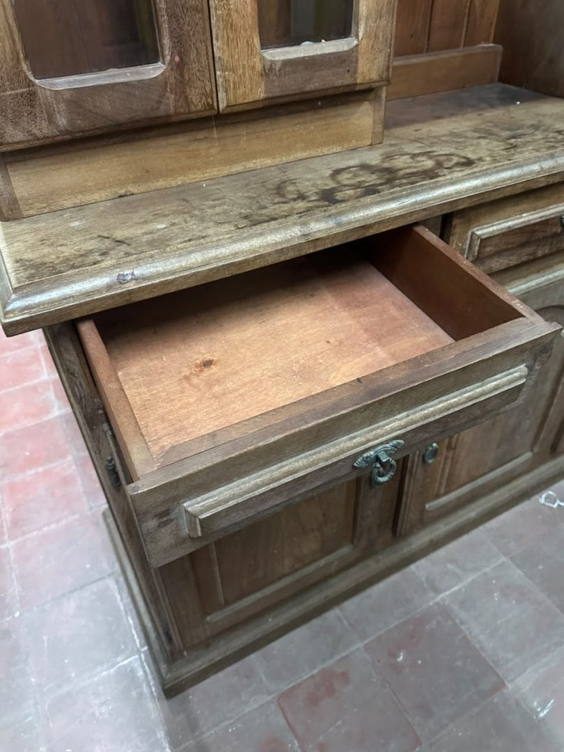Mueble modular cristalero y bajo mesada en madera de algarrobo - Imagen 6