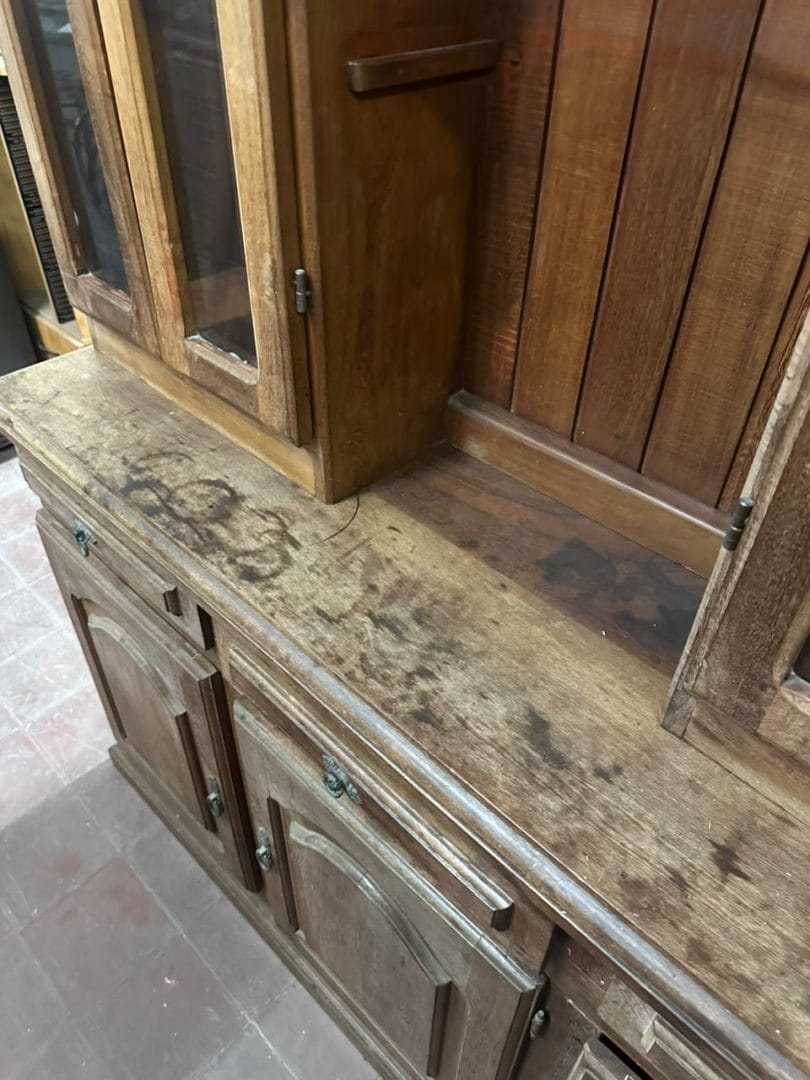 Mueble modular cristalero y bajo mesada en madera de algarrobo - Imagen 9