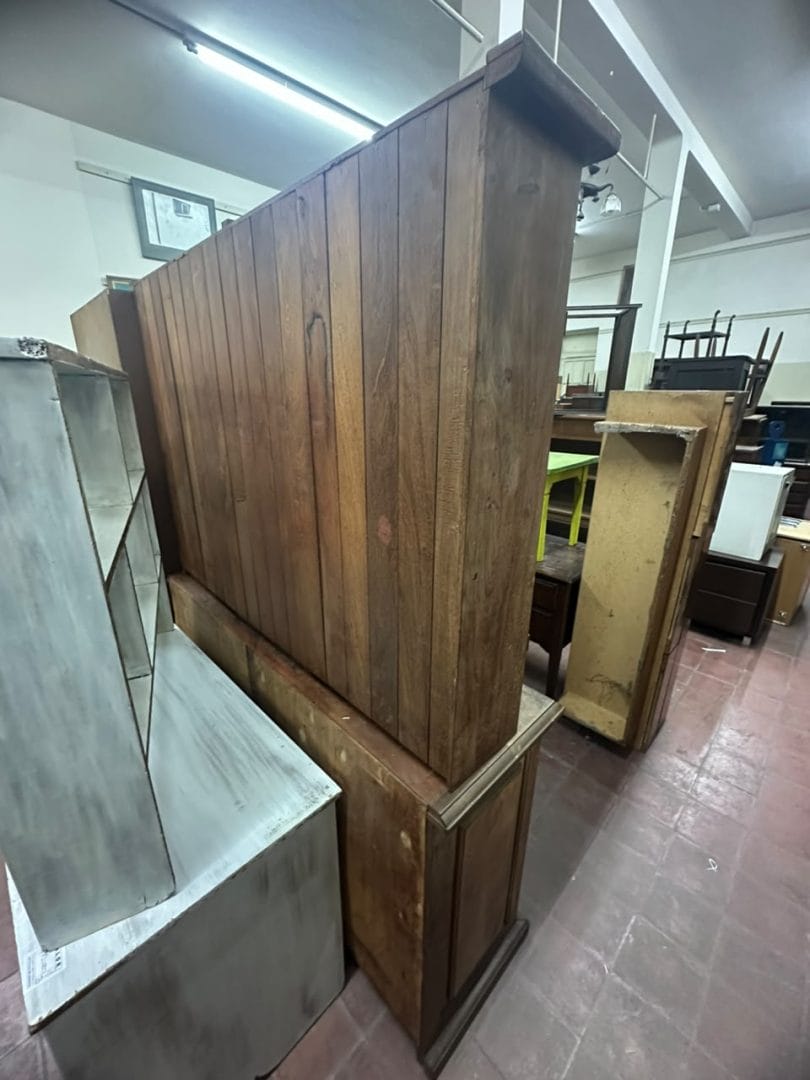 Mueble modular cristalero y bajo mesada en madera de algarrobo - Imagen 11