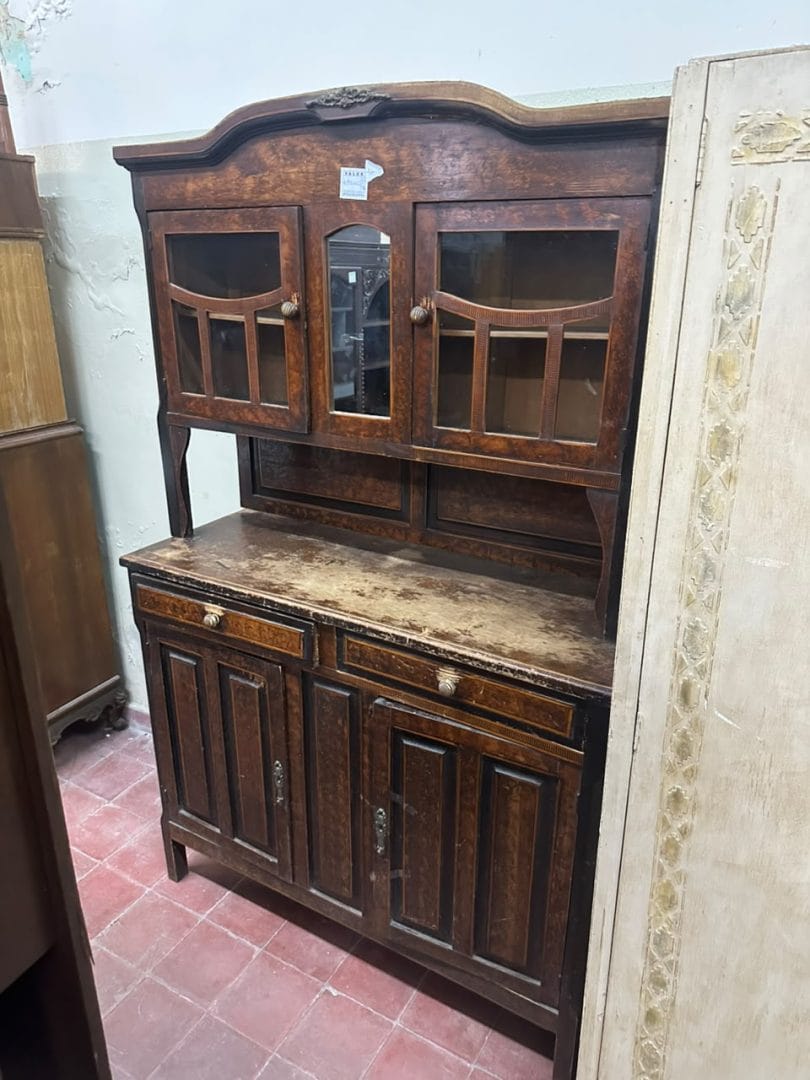 Mueble cristalero antiguo de madera con alzada - Imagen 2