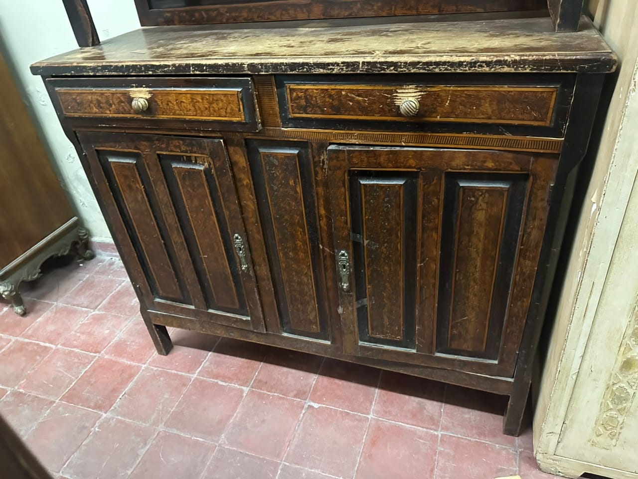 Mueble cristalero antiguo de madera con alzada - Imagen 3