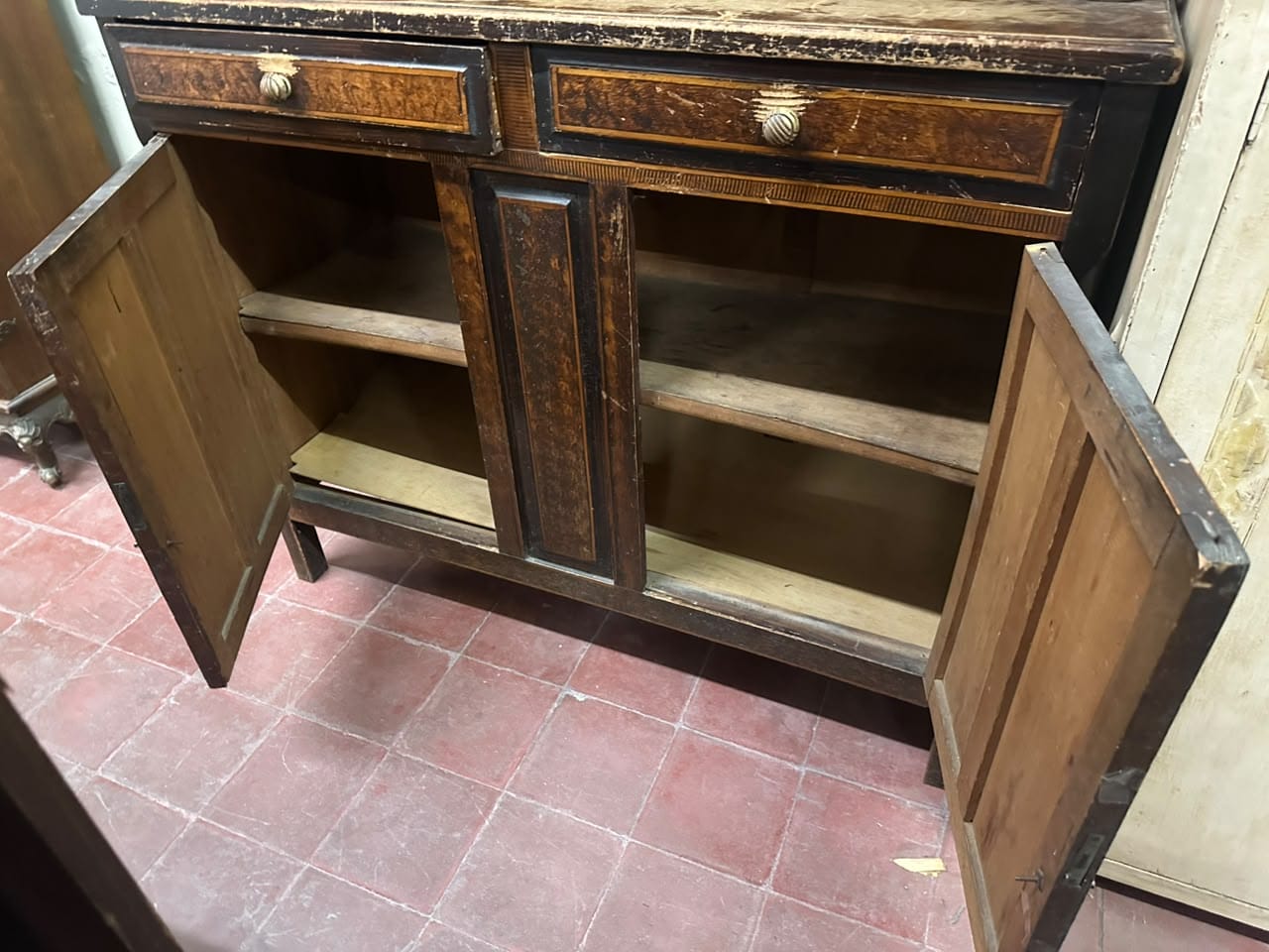 Mueble cristalero antiguo de madera con alzada - Imagen 4