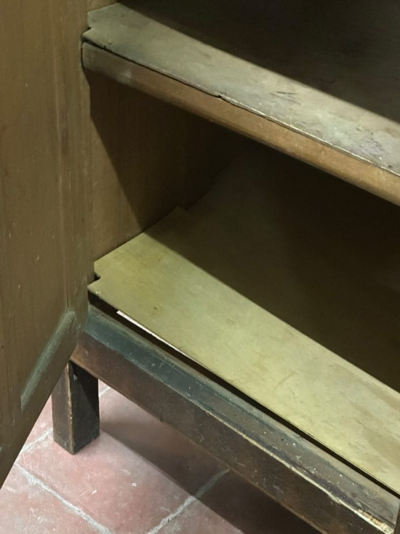 Mueble cristalero antiguo de madera con alzada - Imagen 5