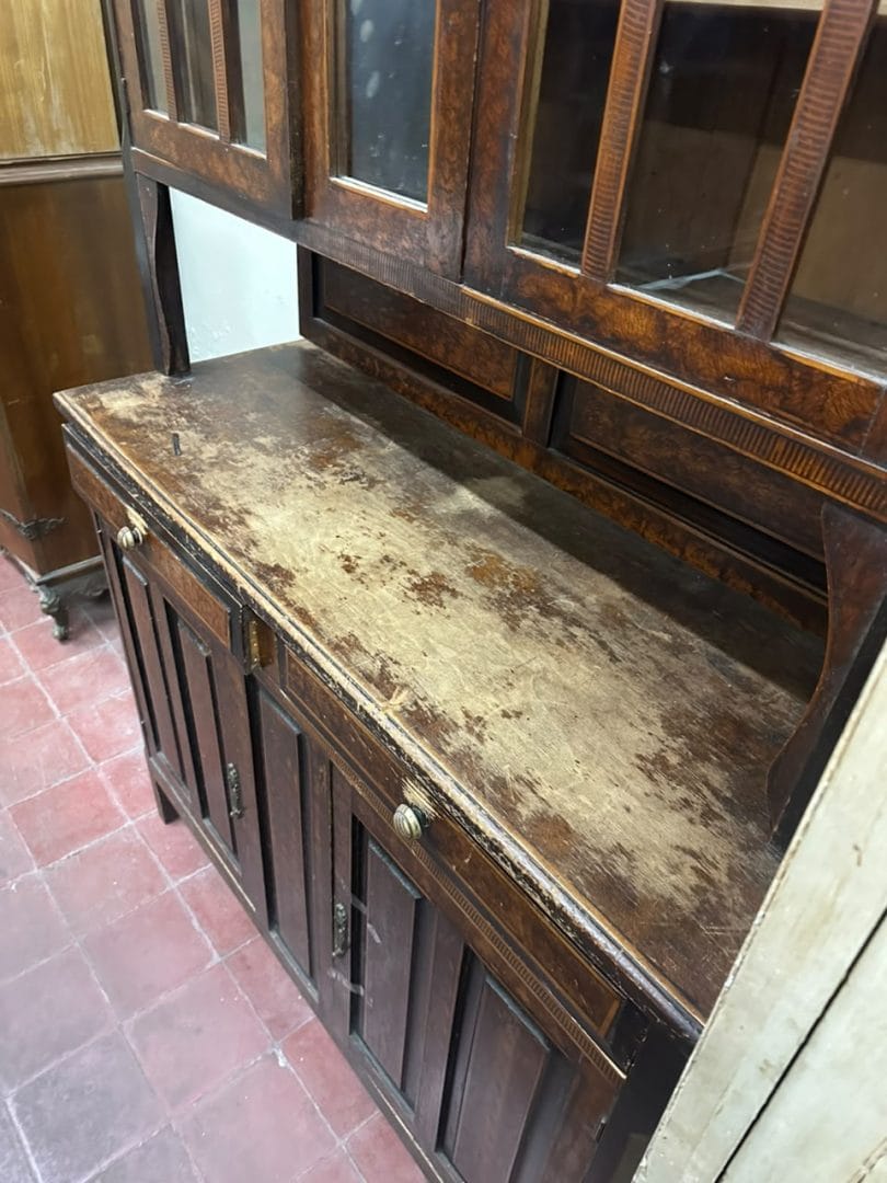Mueble cristalero antiguo de madera con alzada - Imagen 6