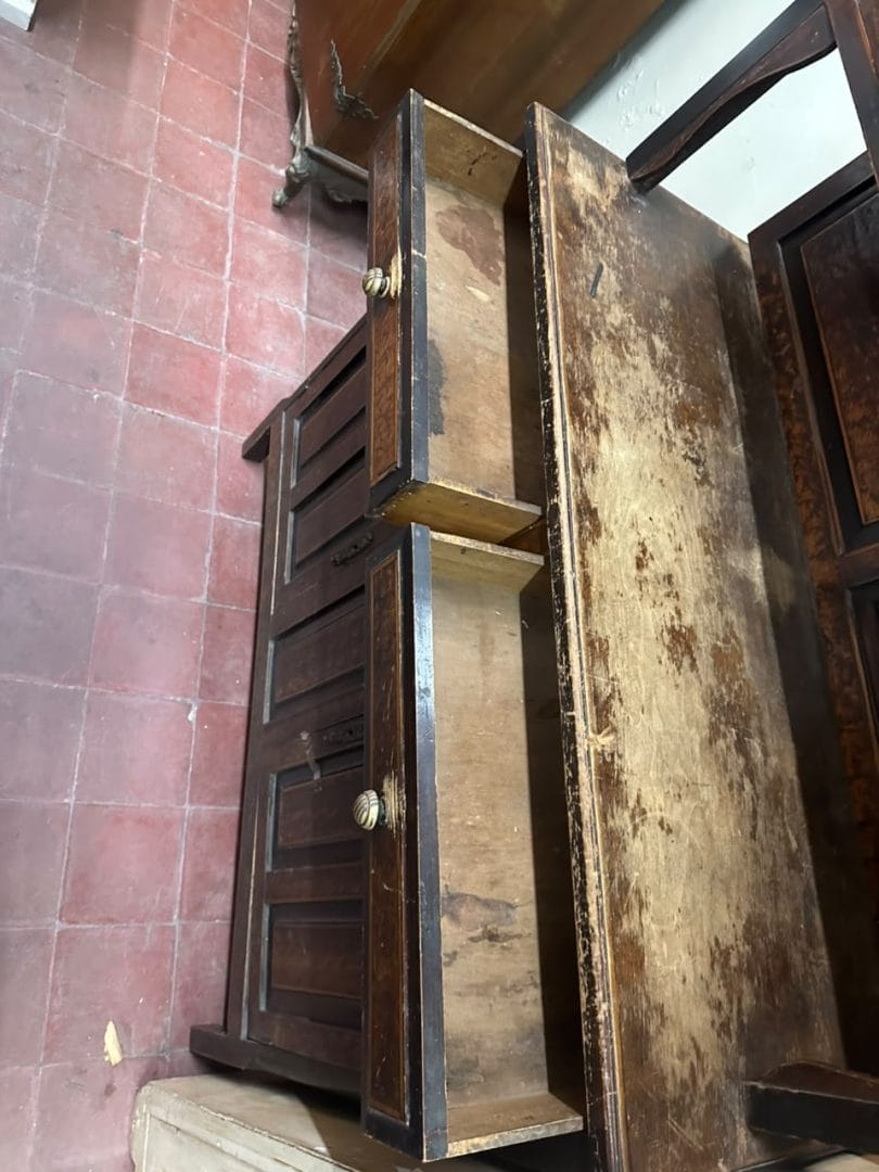Mueble cristalero antiguo de madera con alzada - Imagen 7
