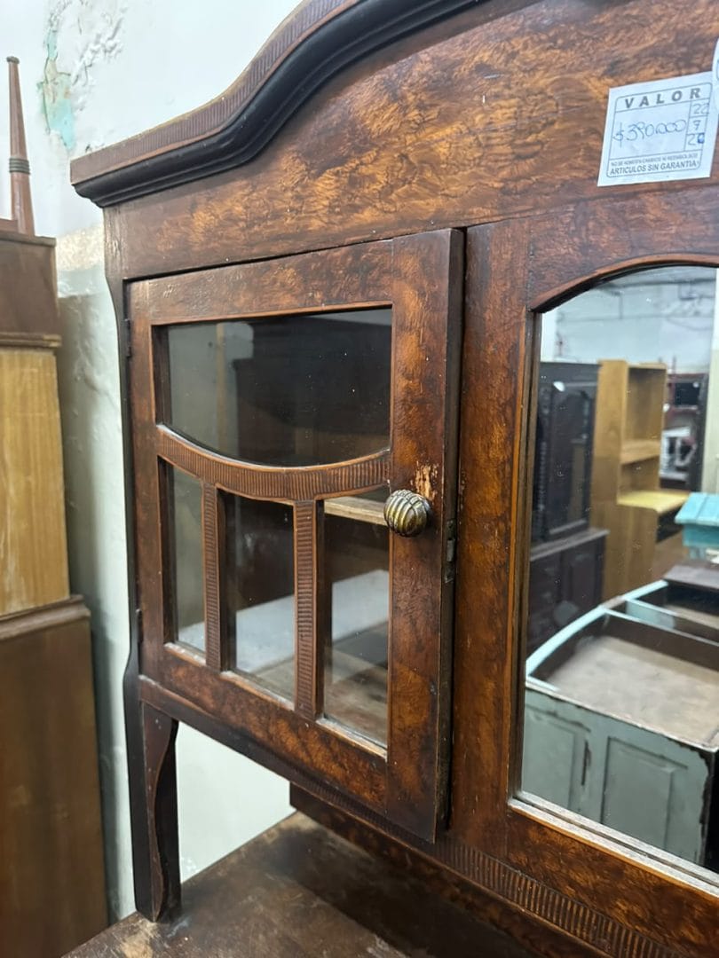 Mueble cristalero antiguo de madera con alzada - Imagen 8