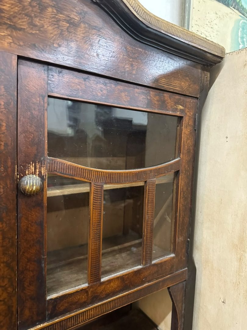 Mueble cristalero antiguo de madera con alzada - Imagen 9