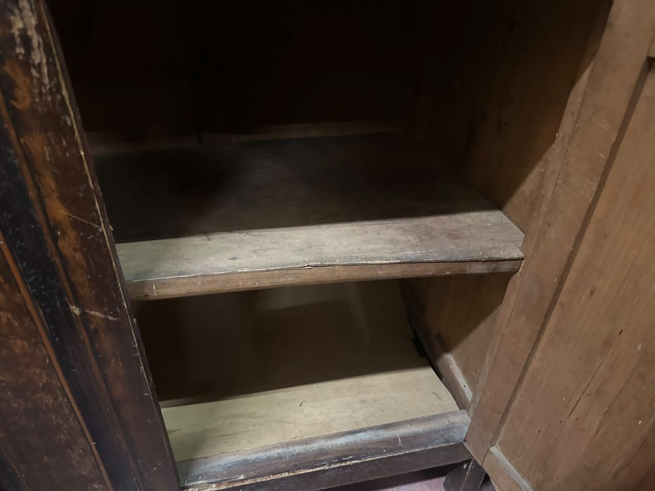 Mueble cristalero antiguo de madera con alzada - Imagen 10
