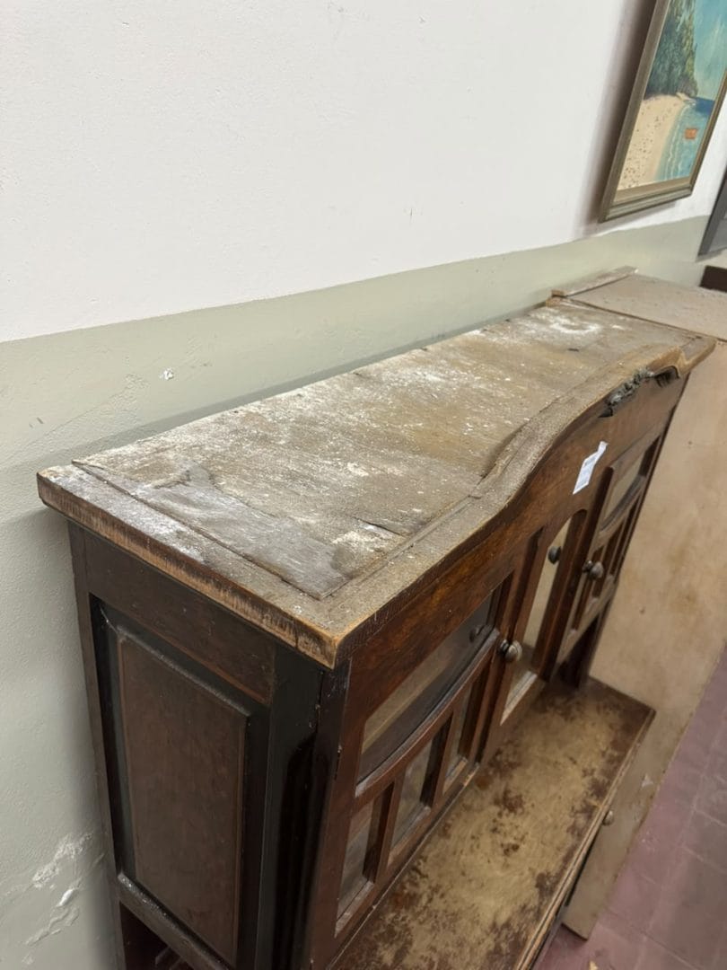 Mueble cristalero antiguo de madera con alzada - Imagen 11