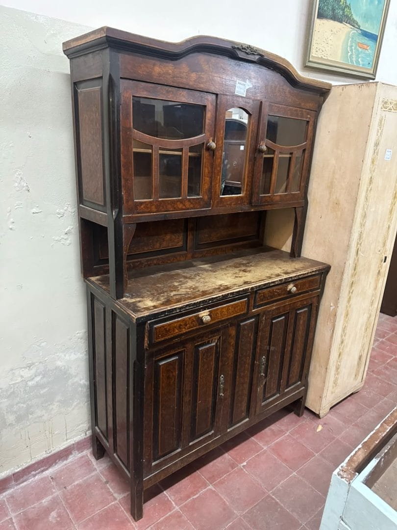 Mueble cristalero antiguo de madera con alzada - Imagen 12