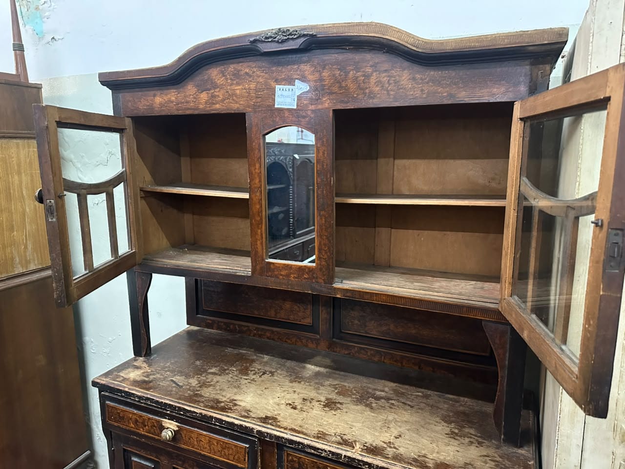 Mueble cristalero antiguo de madera con alzada - Imagen 13