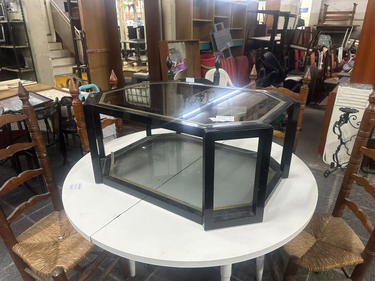 Mesa ratona octogonal de metal y vidrio con detalles dorados - Imagen 2