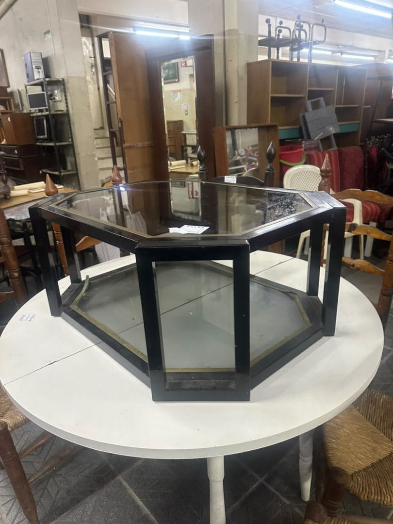 Mesa ratona octogonal de metal y vidrio con detalles dorados - Imagen 3