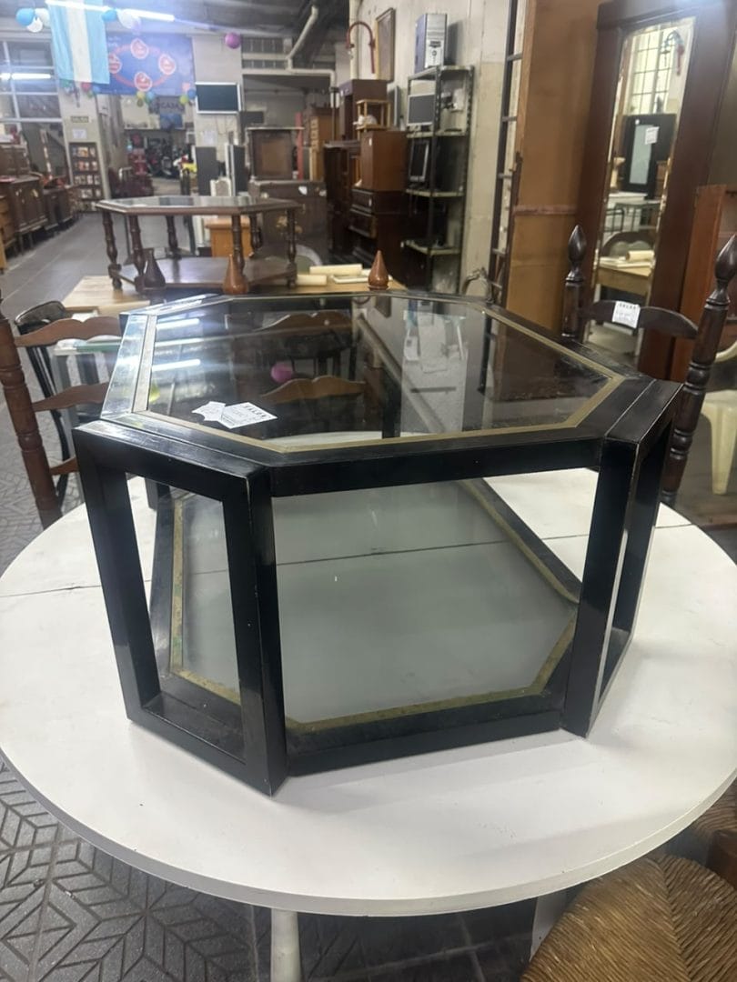 Mesa ratona octogonal de metal y vidrio con detalles dorados - Imagen 4