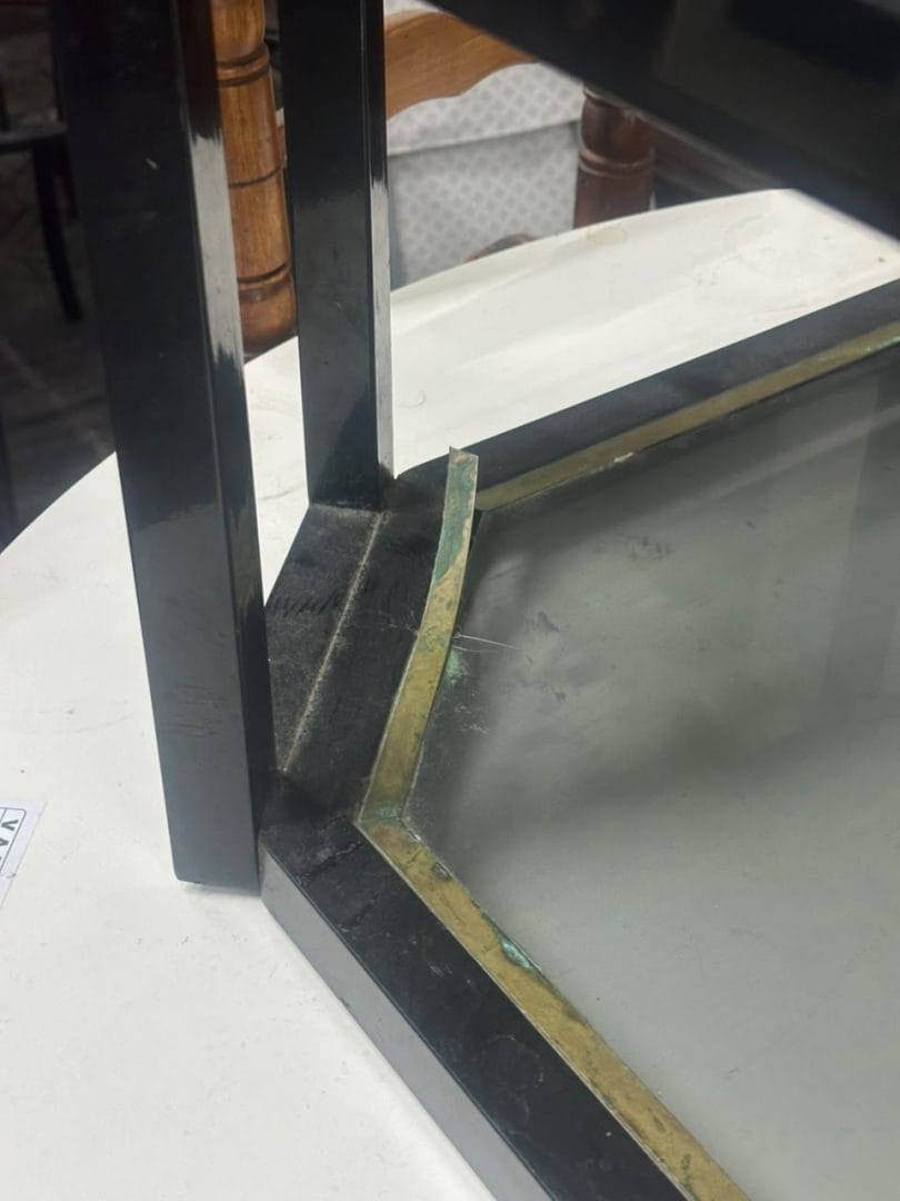Mesa ratona octogonal de metal y vidrio con detalles dorados - Imagen 5