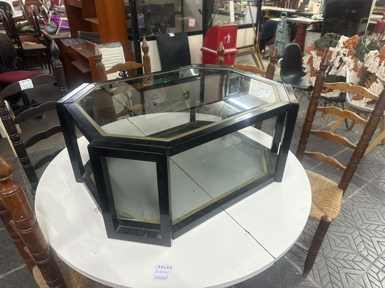 Mesa ratona octogonal de metal y vidrio con detalles dorados - Imagen 6