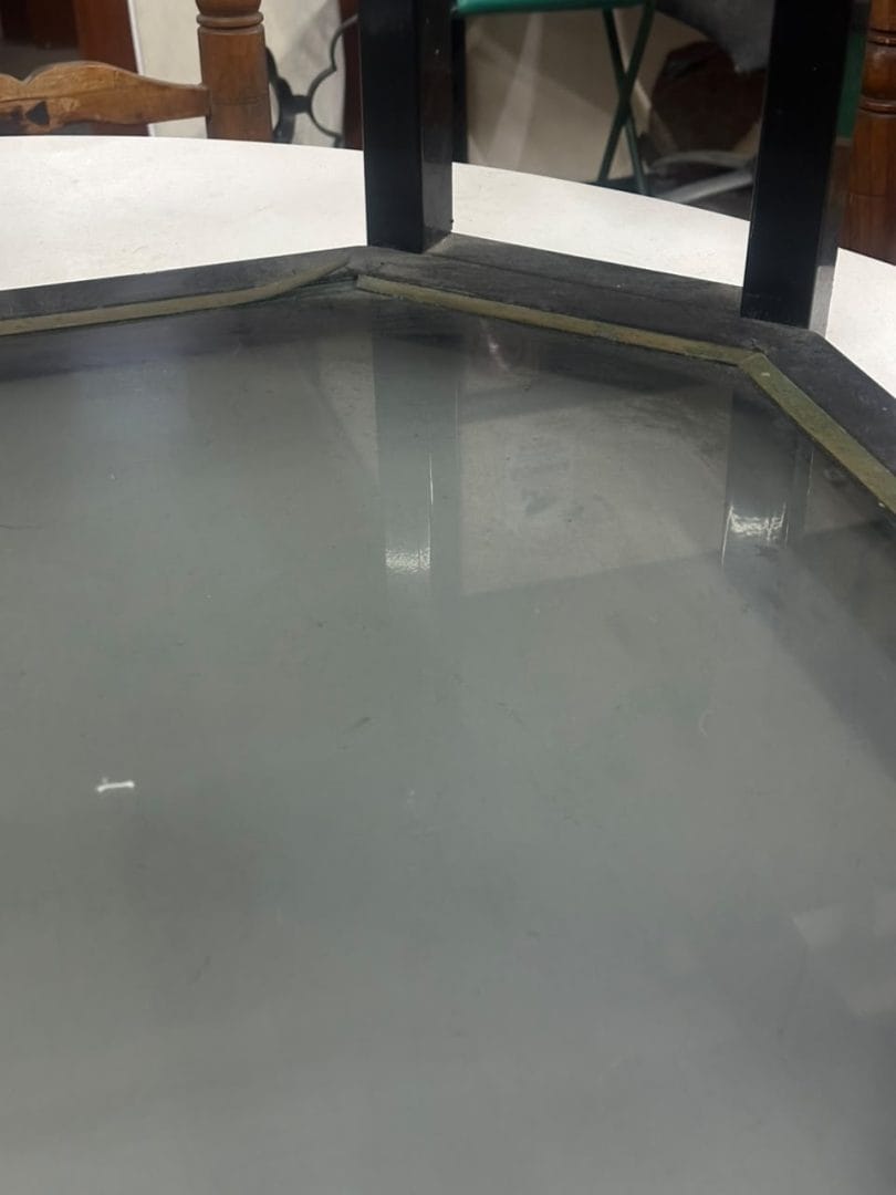 Mesa ratona octogonal de metal y vidrio con detalles dorados - Imagen 8